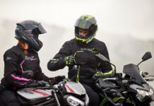 Seventy Degrees prendas para invierno pareja hablando, un hombre y una mujer