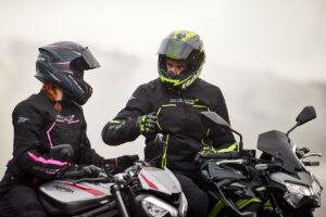 Seventy Degrees prendas para invierno pareja hablando, un hombre y una mujer