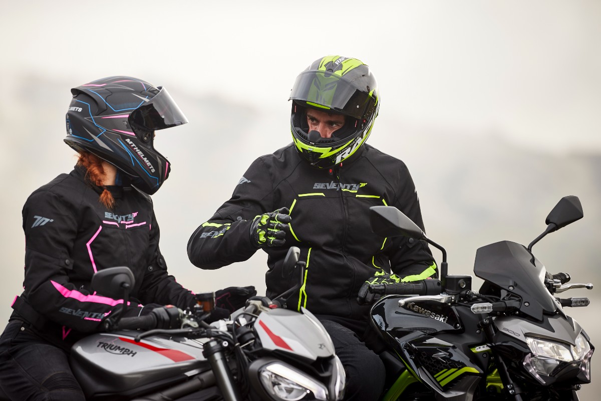 Seventy Degrees prendas para invierno pareja hablando, un hombre y una mujer