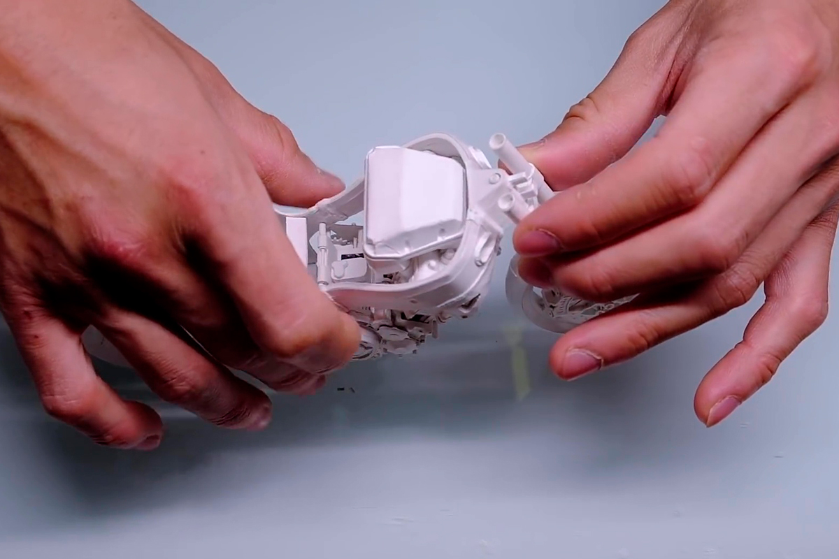 Colocando la horquilla delantera de la Suzuki Hayabusa de papel