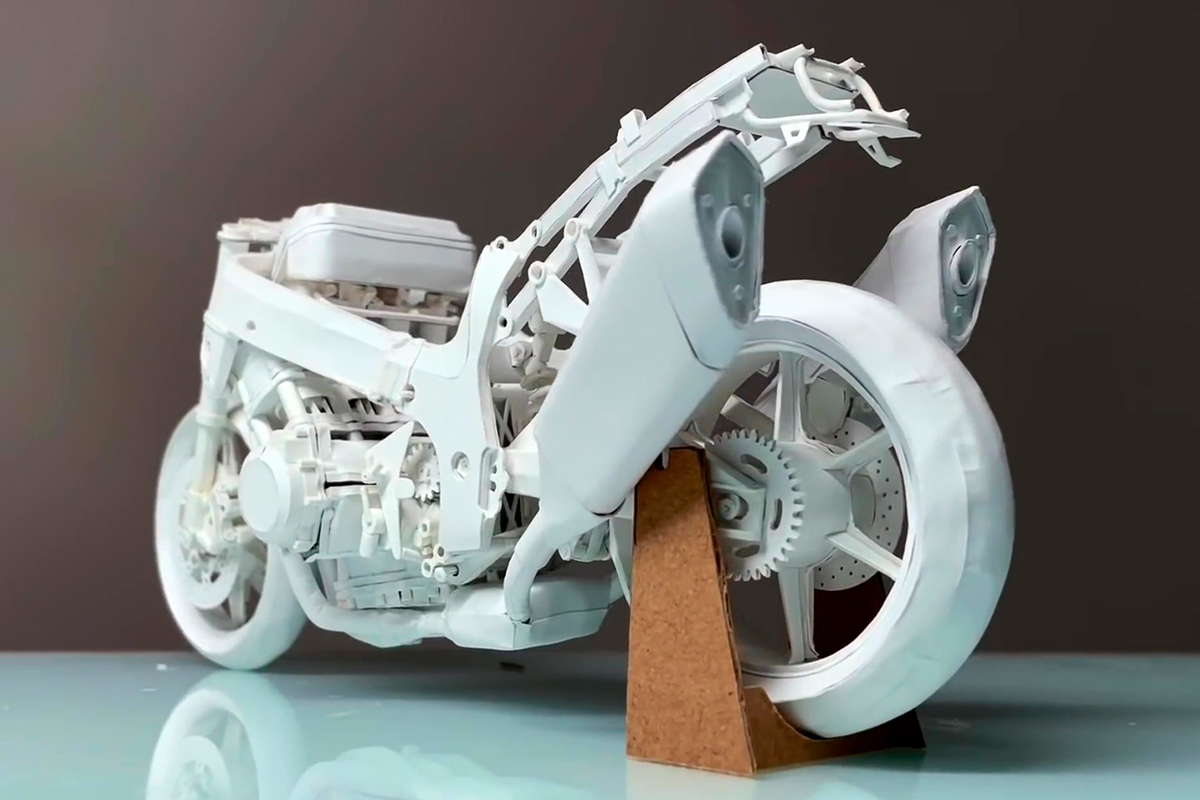 El armazón de la Suzuki Hayabusa de papel, terminado