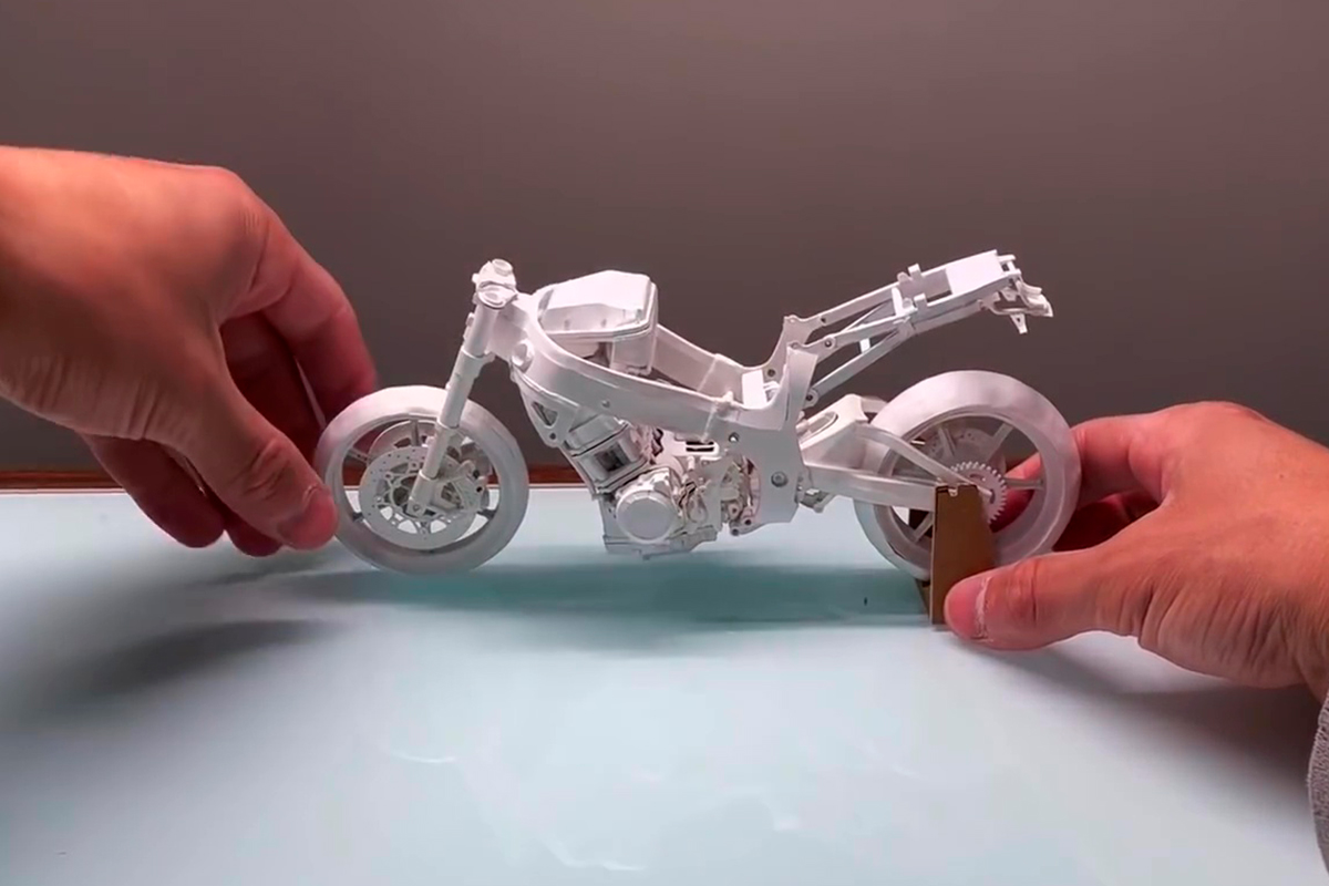 La Suzuki Hayabusa de papel desnuda sin su carrocería... Tremendo trabajo