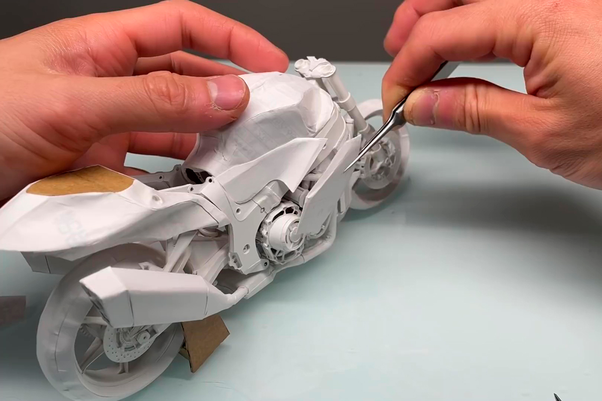 Colocando el carenado de la Suzuki Hayabusa de papel