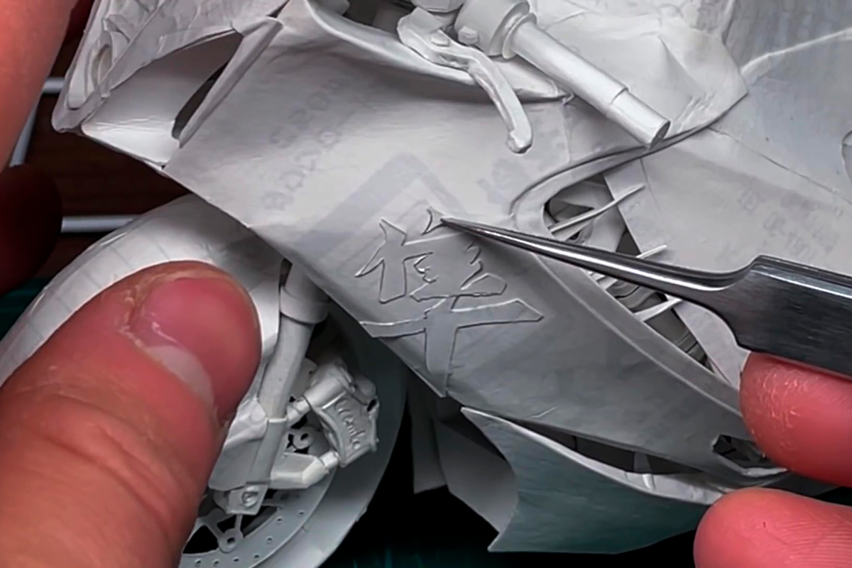 A esta Suzuki Hayabusa de papel no le podían faltar los caracteres en japonés sobre el carenado