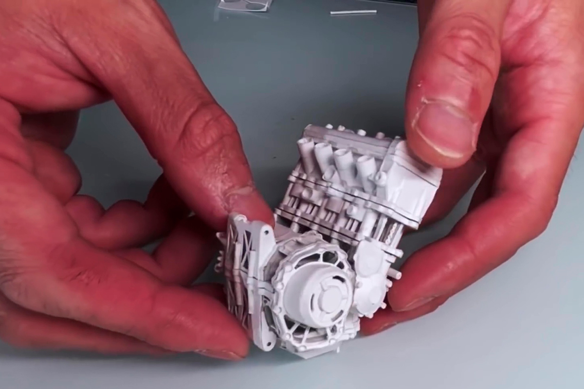 El motor de la Suzuki Hayabusa de papel, terminado ¡menudo realismo!