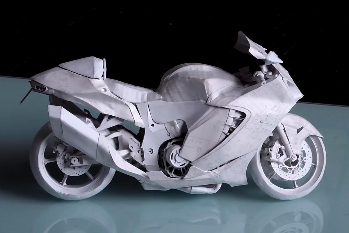 La Suzuki Hayabusa de papel vista desde el lado derecho, ¡ya solo falta pintarla!