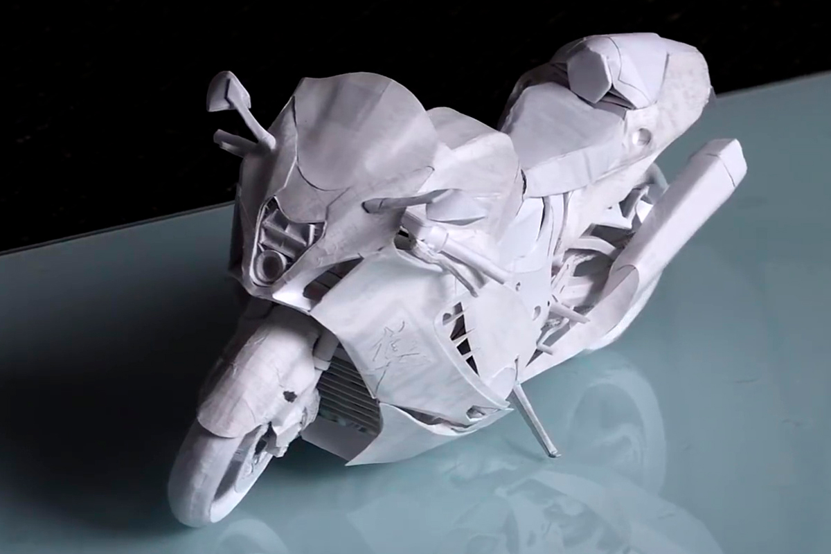 La Suzuki Hayabusa de papel vista de frente