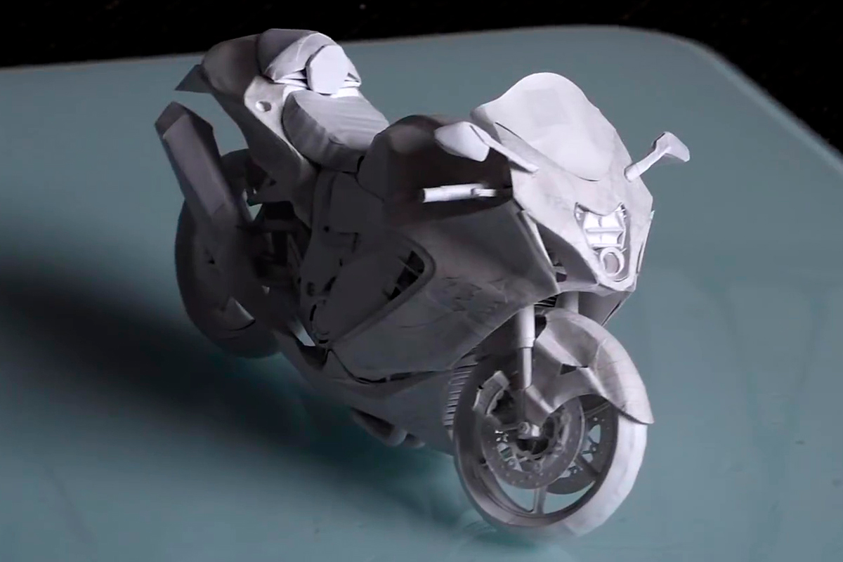 ¿Te atreverías a fabricar por tu cuenta esta Suzuki Hayabusa de papel?