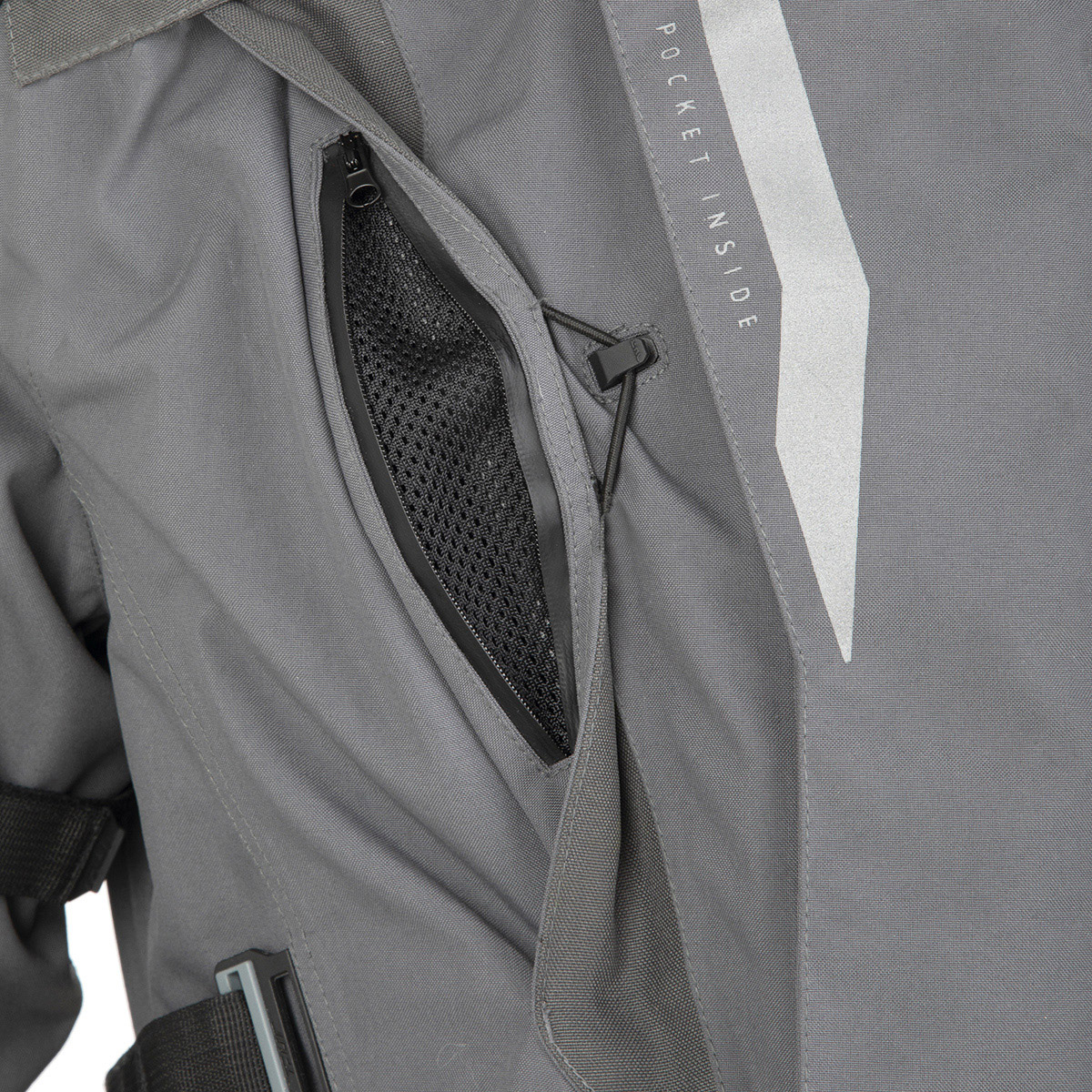 La nueva chaqueta J-ZERO de T.ur, tiene varios bolsillos para ubicar una espaldera y protecciones en la zona del pecho