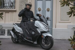 Tucano Urbano Termoscud scooter en parado