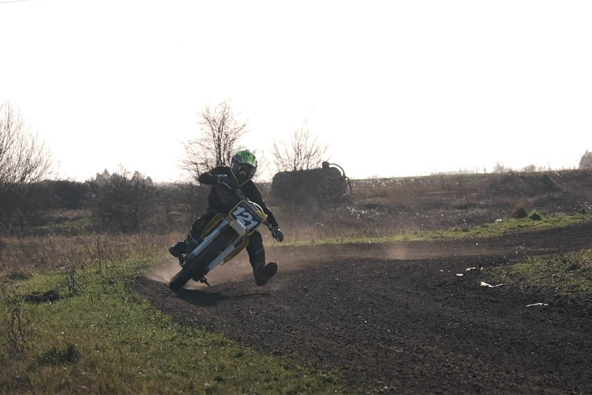 La velocidad de la moto en todos los puntos sorprende
