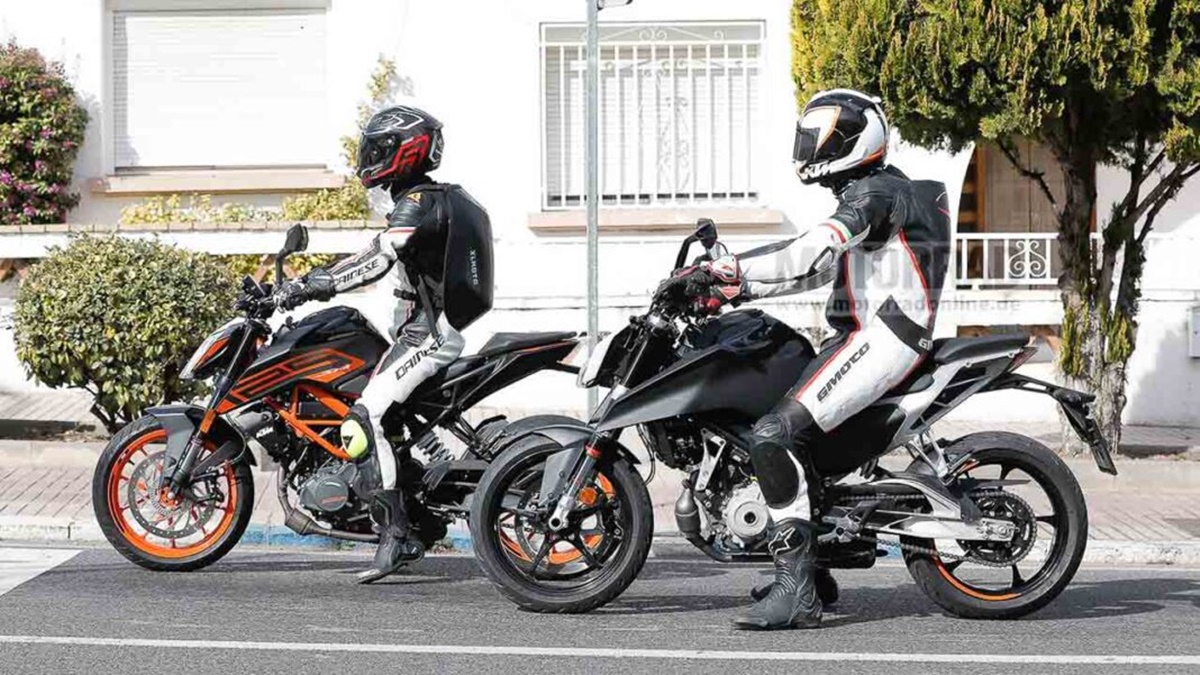 KTM 125 Duke 2023 junto a una unidad de 2022