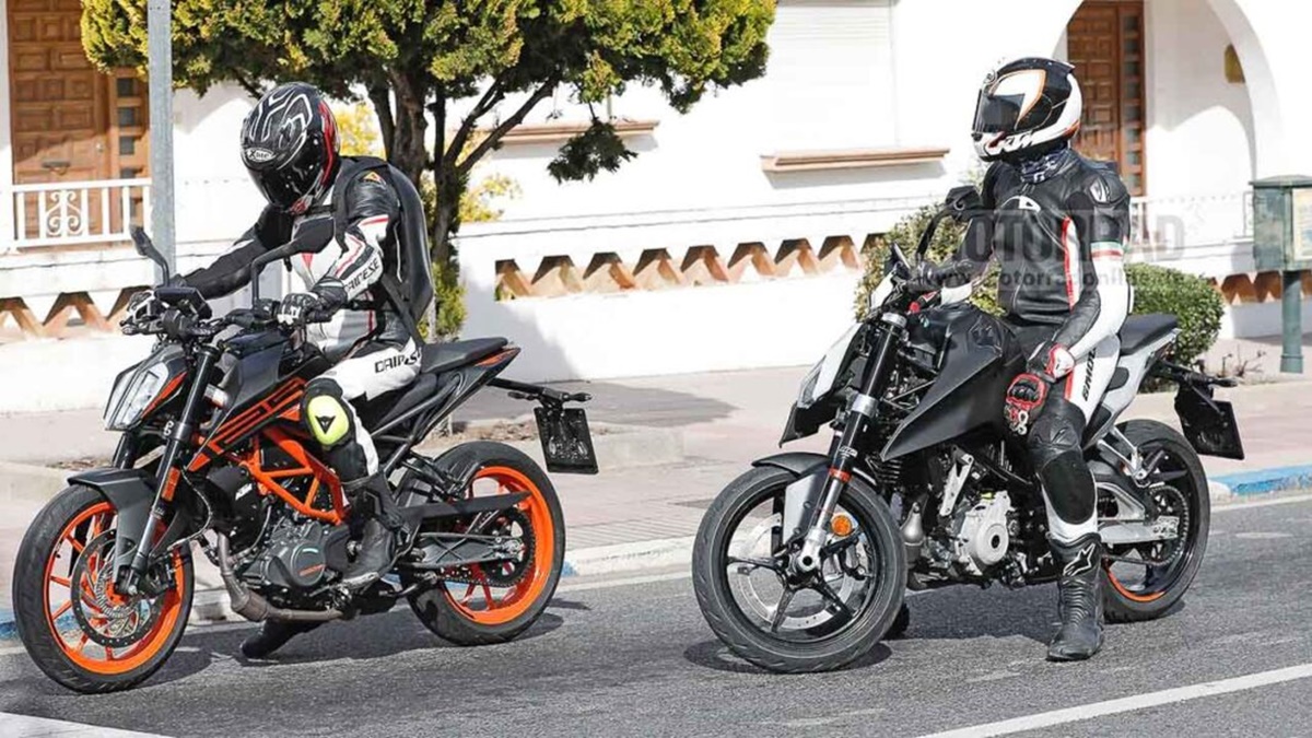 KTM 125 Duke 2023 junto a una unidad de 2022