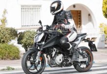 KTM 125 Duke 2023 cazada en movimiento