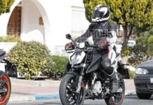KTM 125 Duke 2023 cazada en movimiento