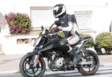 KTM 125 Duke 2023 cazada en movimiento