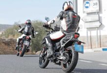 KTM 125 Duke 2023 cazada en movimiento