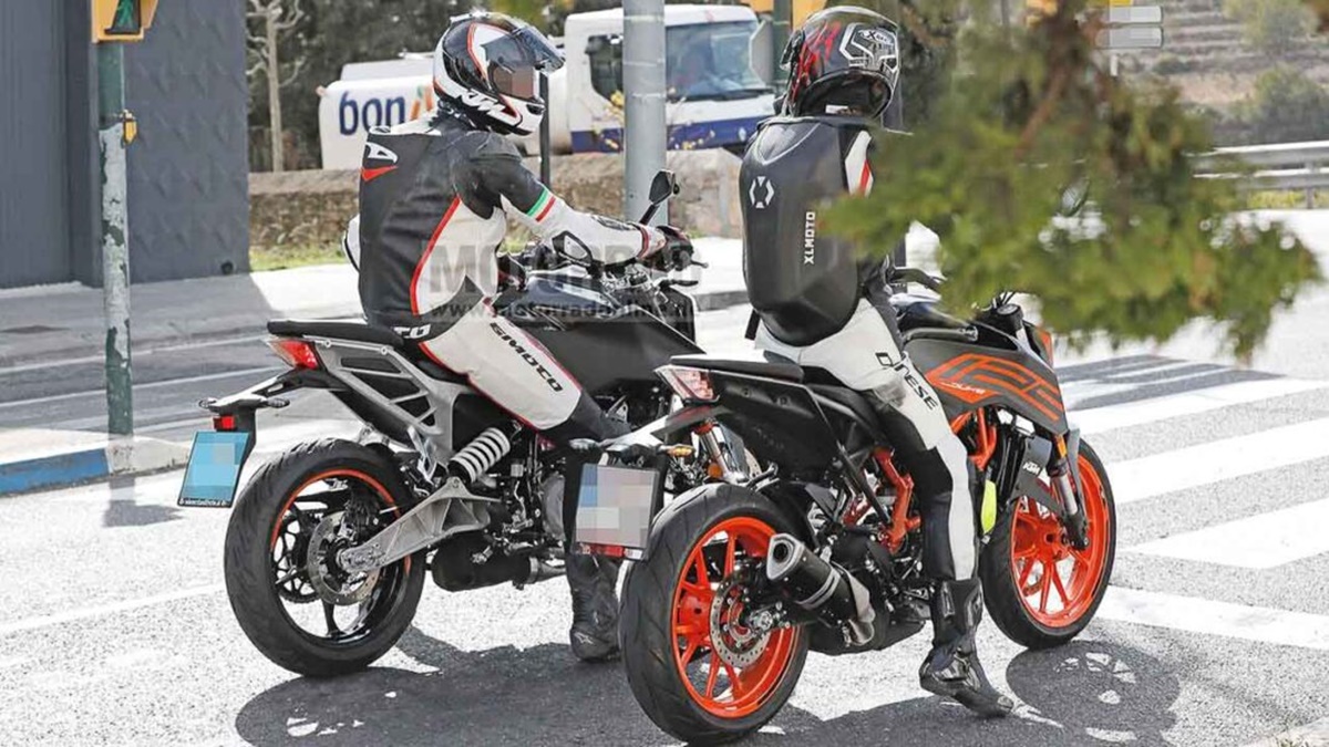 KTM 125 Duke 2023 junto a una unidad de 2022