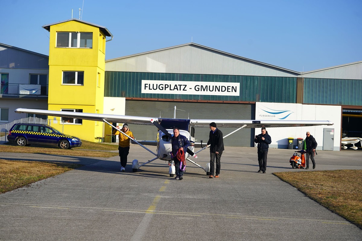 Sacando la avioneta a pista