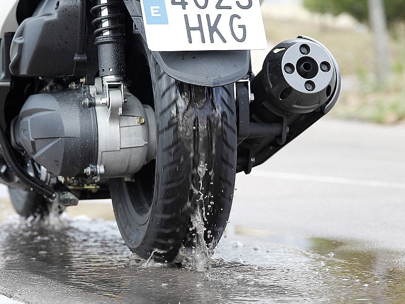 Los neumáticos de nuestro scooter siempre deben estar en perfectas condiciones, más aún si llueve
