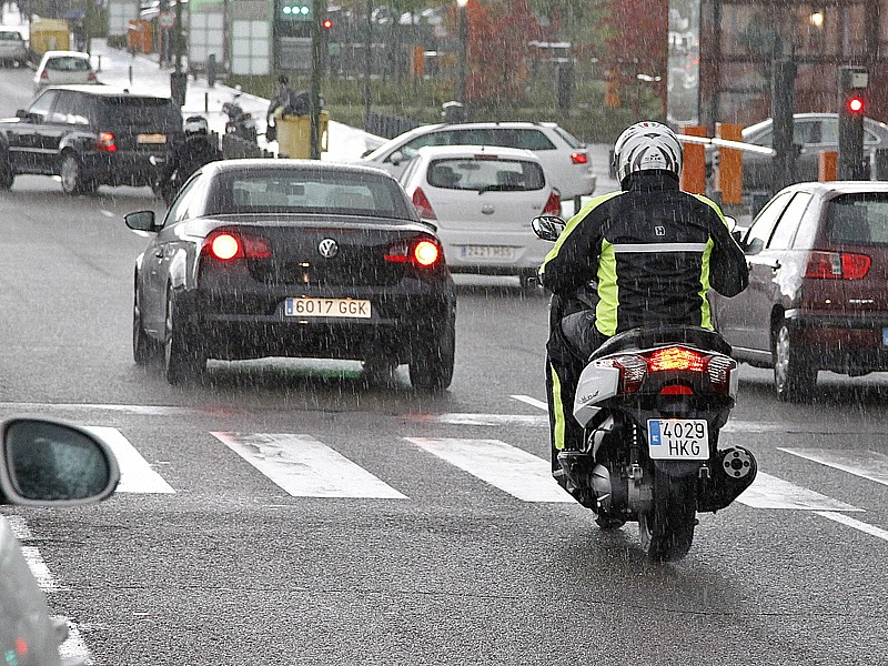 Mantener una correcta distancia de seguridad con los vehículos que nos preceden es esencial cuando circulamos en scooter bajo la lluvia