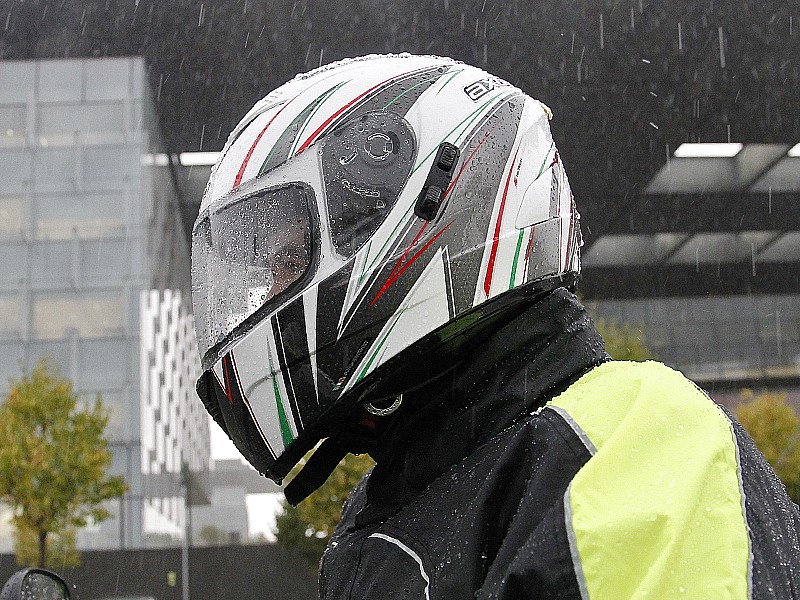El vaho puede aparecer en la pantalla del casco si llueve: ventila cuanto antes