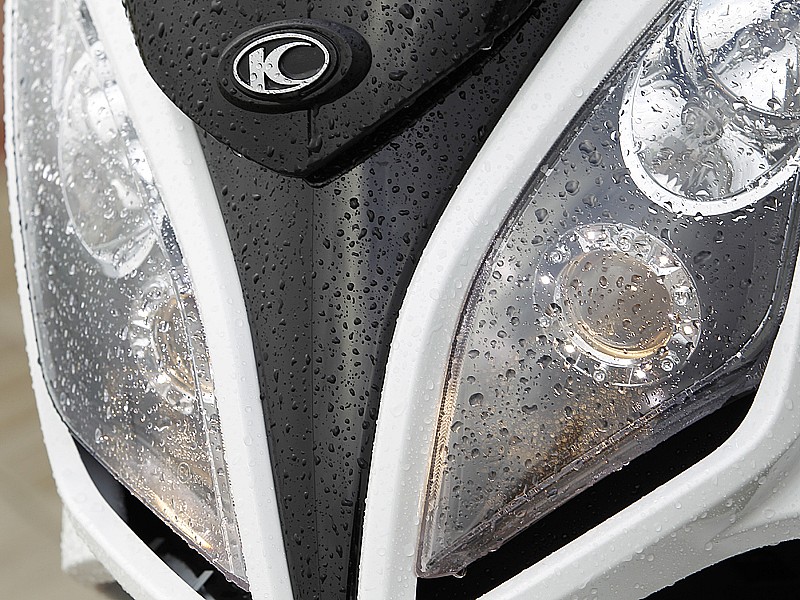 Las luces de una moto siempre van encendidas y, en caso de lluvia, hay que verificar que todo funciona a la perfección debido a la disminución de claridad