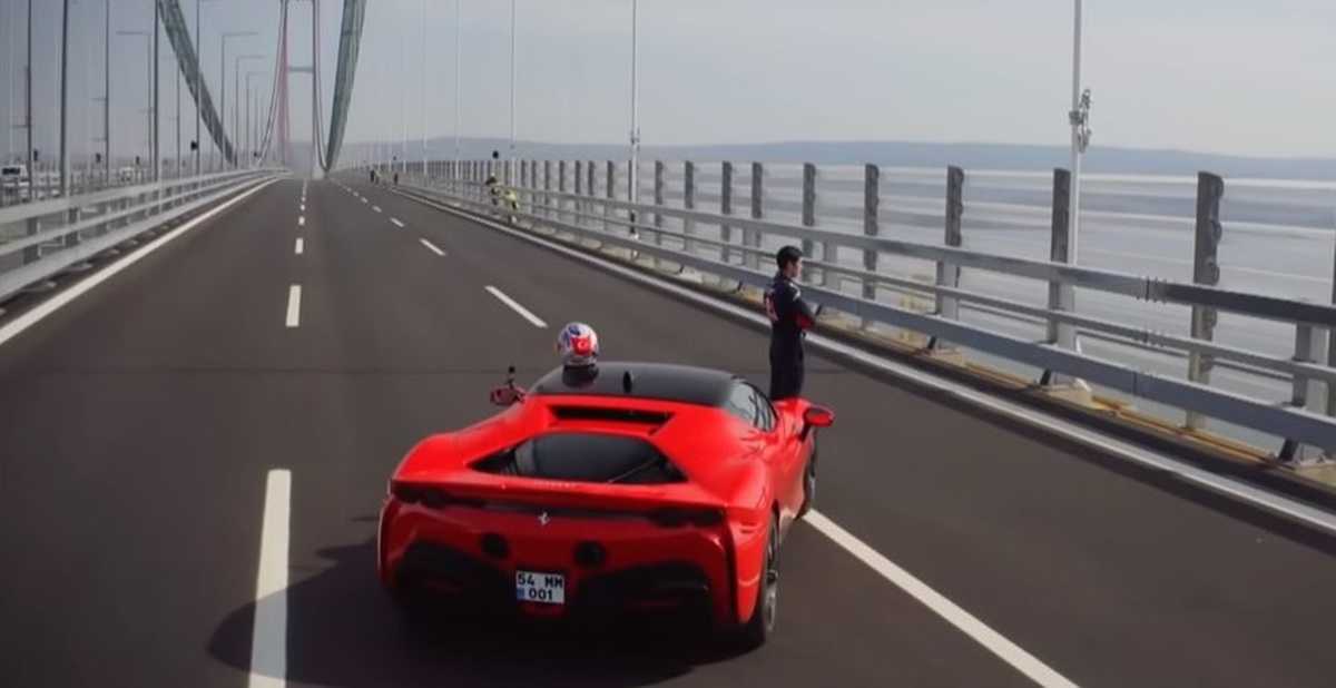 Toprak Razgatlioglu y el Ferrari SF90.