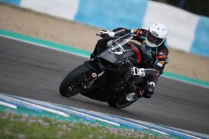 Michael Dunlop probando la Ducati V4-R