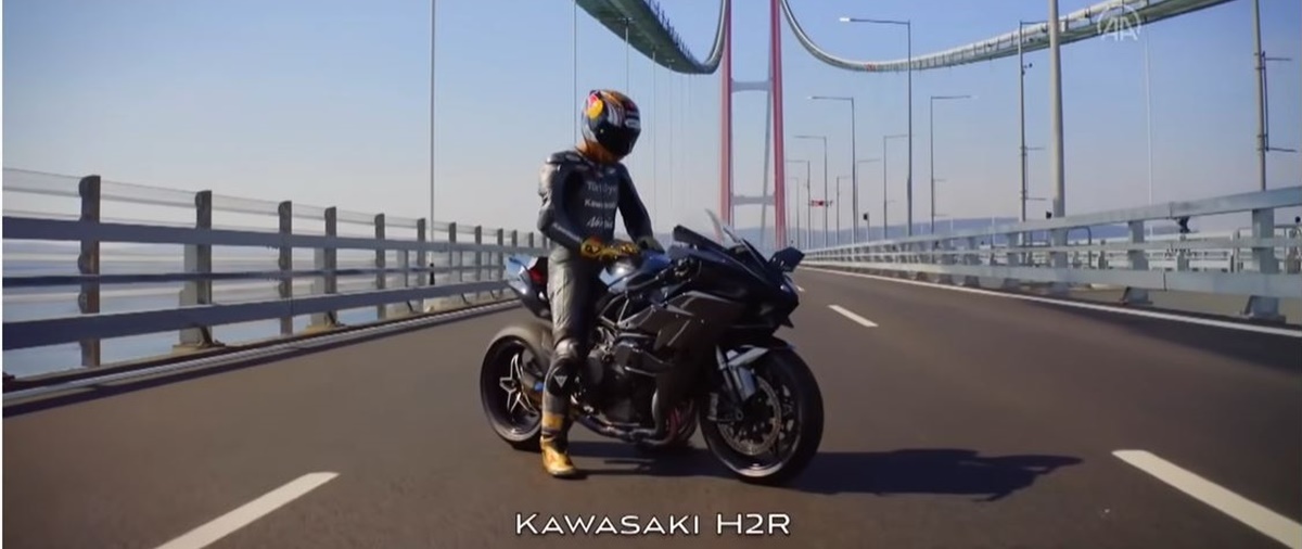 Kenan Sofuoglu con la Kawasaki H2R antes de la carrera