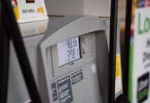 El precio de la gasolina registró la pasada semana la primera bajada en todo 2022