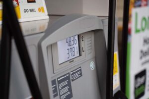 El precio de la gasolina registró la pasada semana la primera bajada en todo 2022