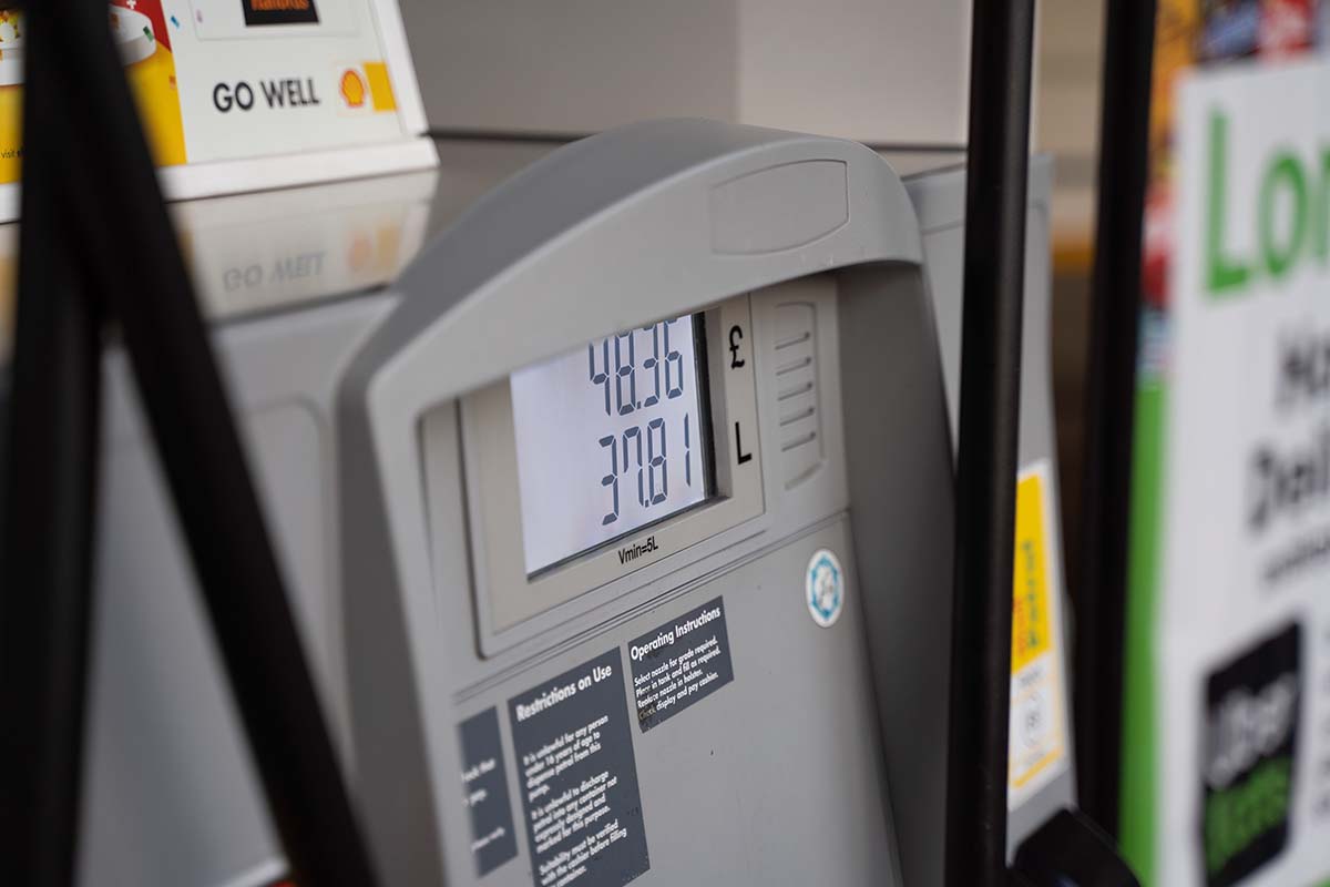 El precio de la gasolina registró la pasada semana la primera bajada en todo 2022