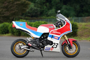 Vista derecha de la Honda Grom con el kit Honda CB1100R de TTR Motors
