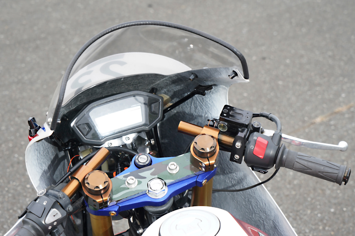 Panel de instrumentos de la Honda Grom con el kit Honda CB1100R de TTR Motors