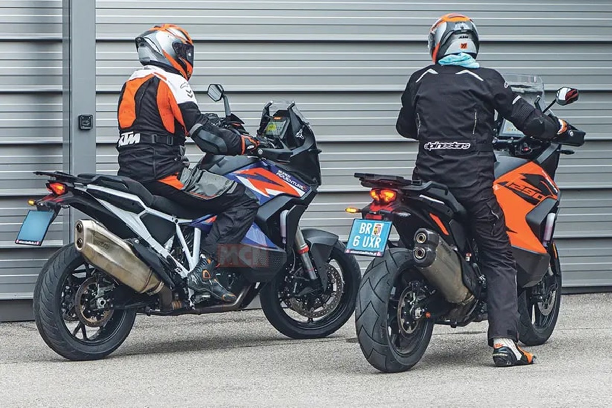 KTM 1290 Super Adventure versión asfáltica deportiva junto a Super Adventure S