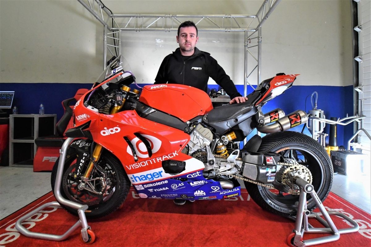 Michael Dunlop y la Ducati V4-R en el Box