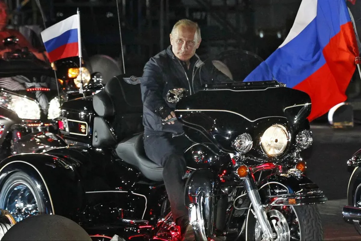 putin_con_los_lobos_de_la_noche_1