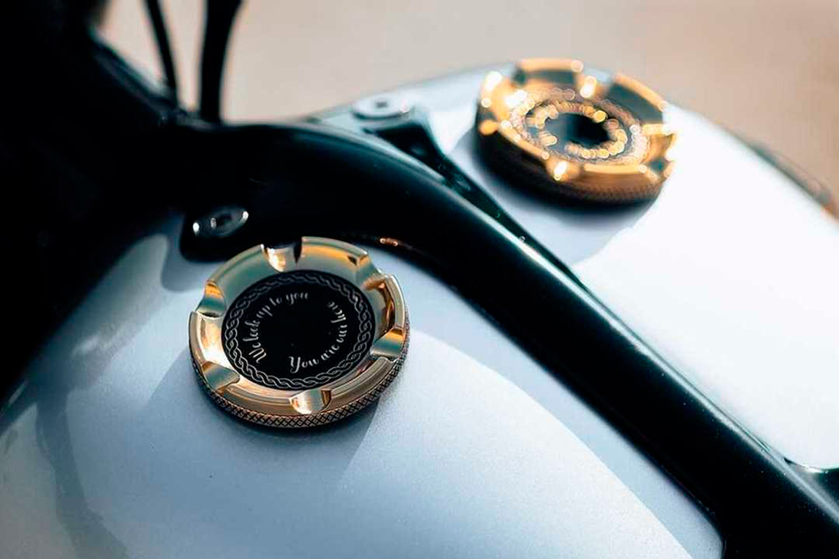 Detalle del depósito de la Royal Enfield bobber customizada por Rajputana Customs en India
