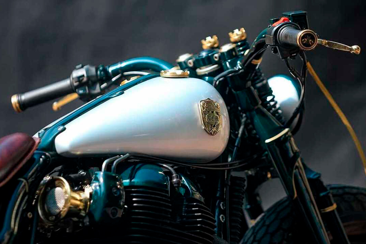 Detalle del lateral de esta Royal Enfield bobber customizada por Rajputana Customs en India