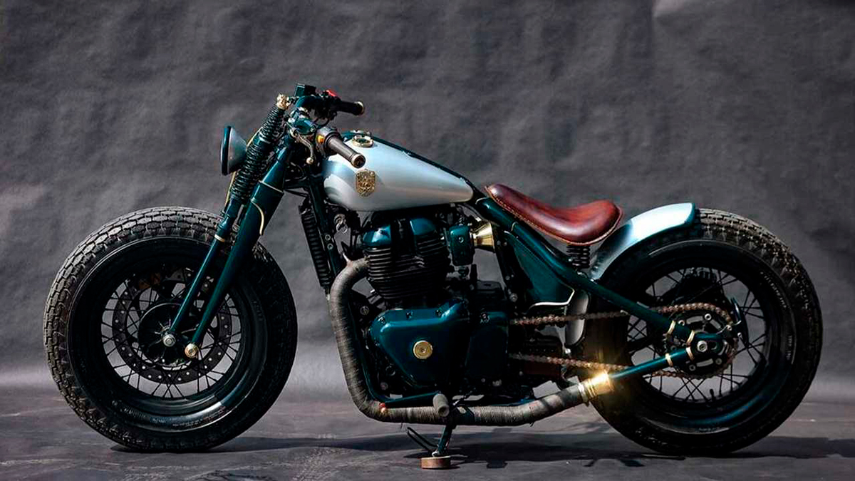 La Royal Enfield bobber customizada por Rajputana Customs vista por el lado izquierdo