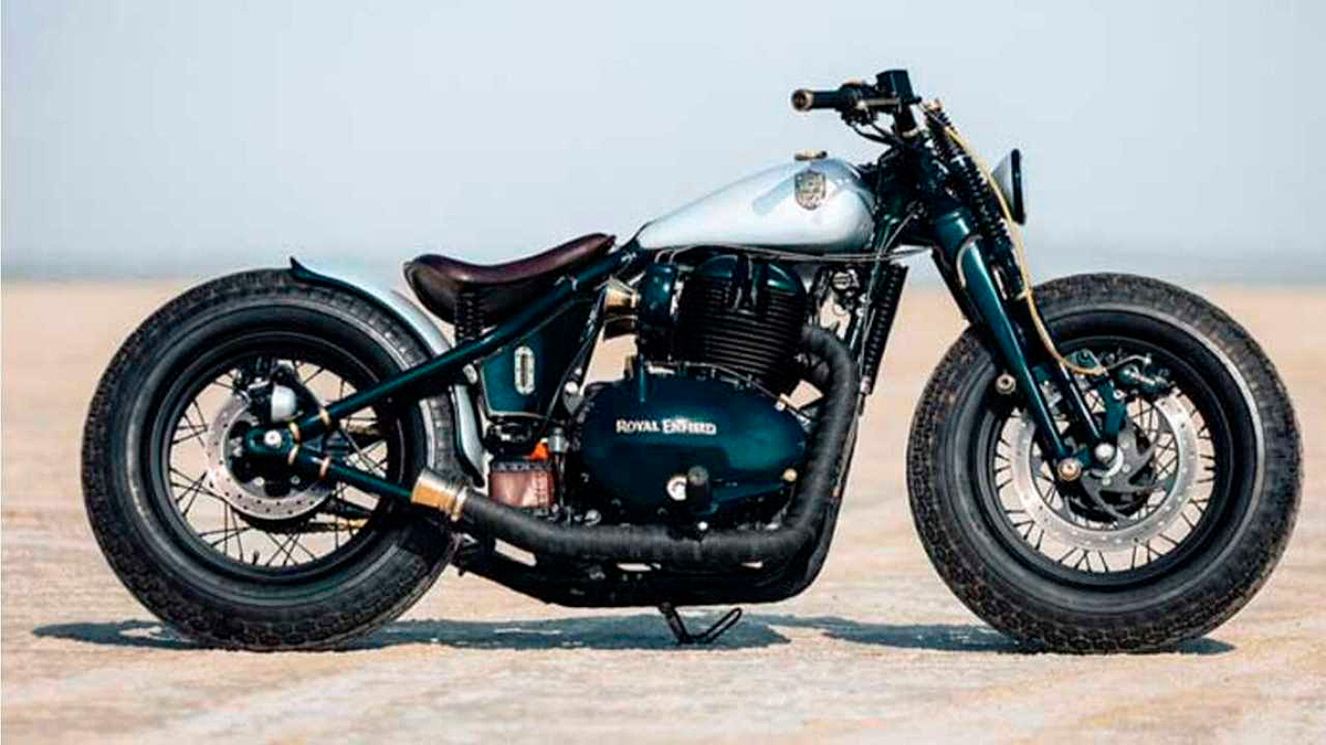 La Royal Enfield bobber customizada por Rajputana Customs es una auténtica rompecuellos