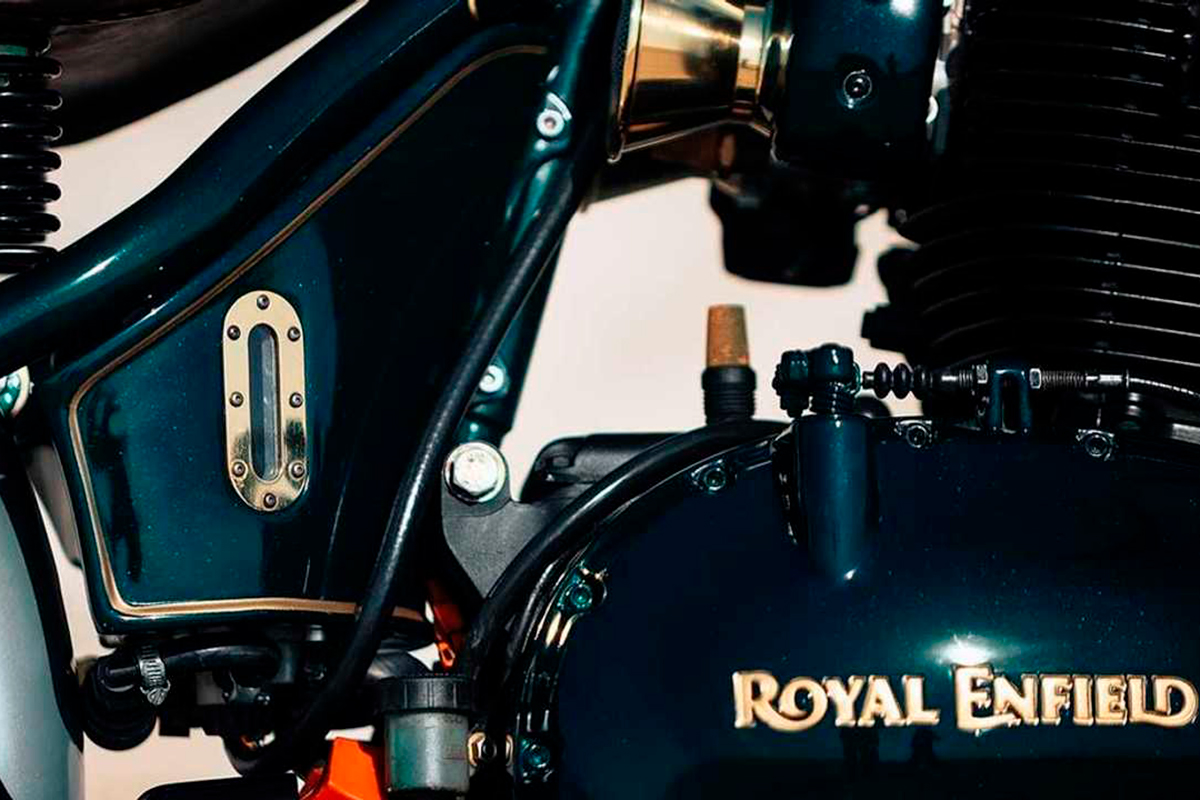 La Royal Enfield bobber customizada por Rajputana Customs en India luce un verde oscuro que le sienta muy bien