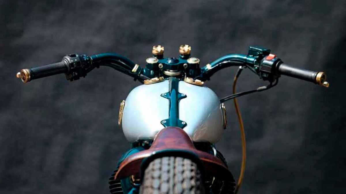 Vista trasera de la Royal Enfield bobber customizada por Rajputana Customs en India