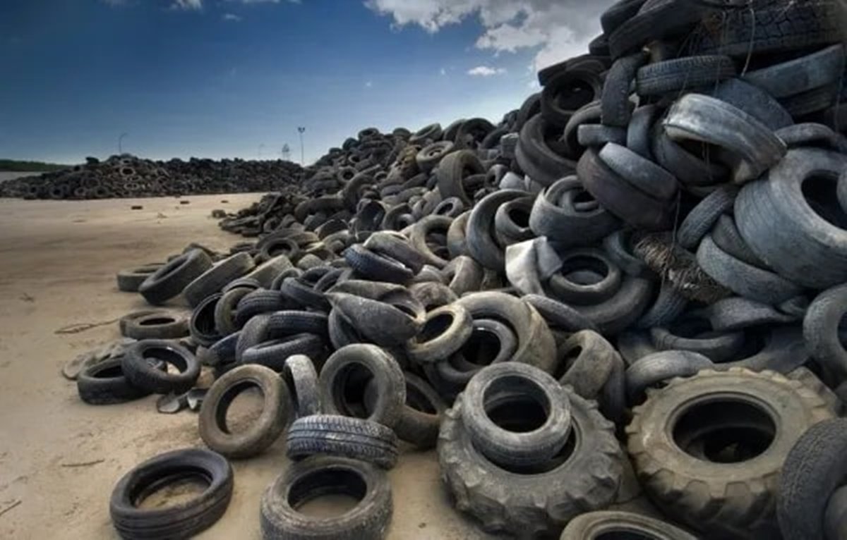 Neumáticos apilados esperando su reciclaje