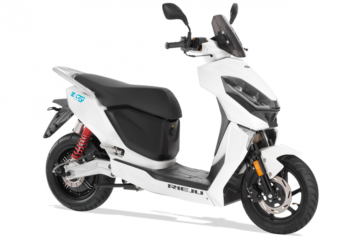 El nuevo scooter eléctrico Rieju E-City en color blanco