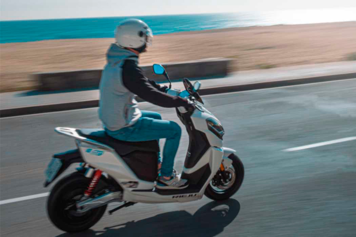El nuevo scooter eléctrico Rieju E-City tiene una autonomía de entre 70-140 kilómetros dependiendo de la versión elegida y de sus baterías