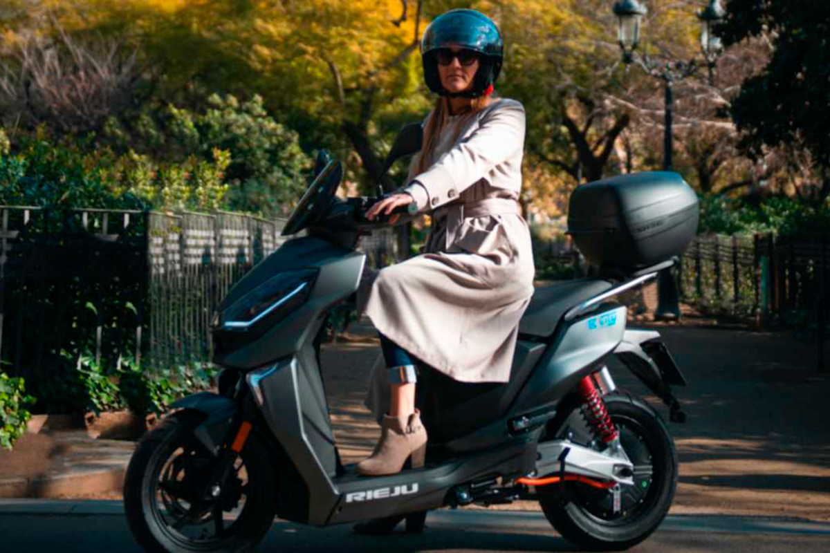 El nuevo scooter eléctrico Rieju E-City tiene un precio de 3.199 euros para la versión 1,2KW y de 5198,99 euros para la versión 3KW