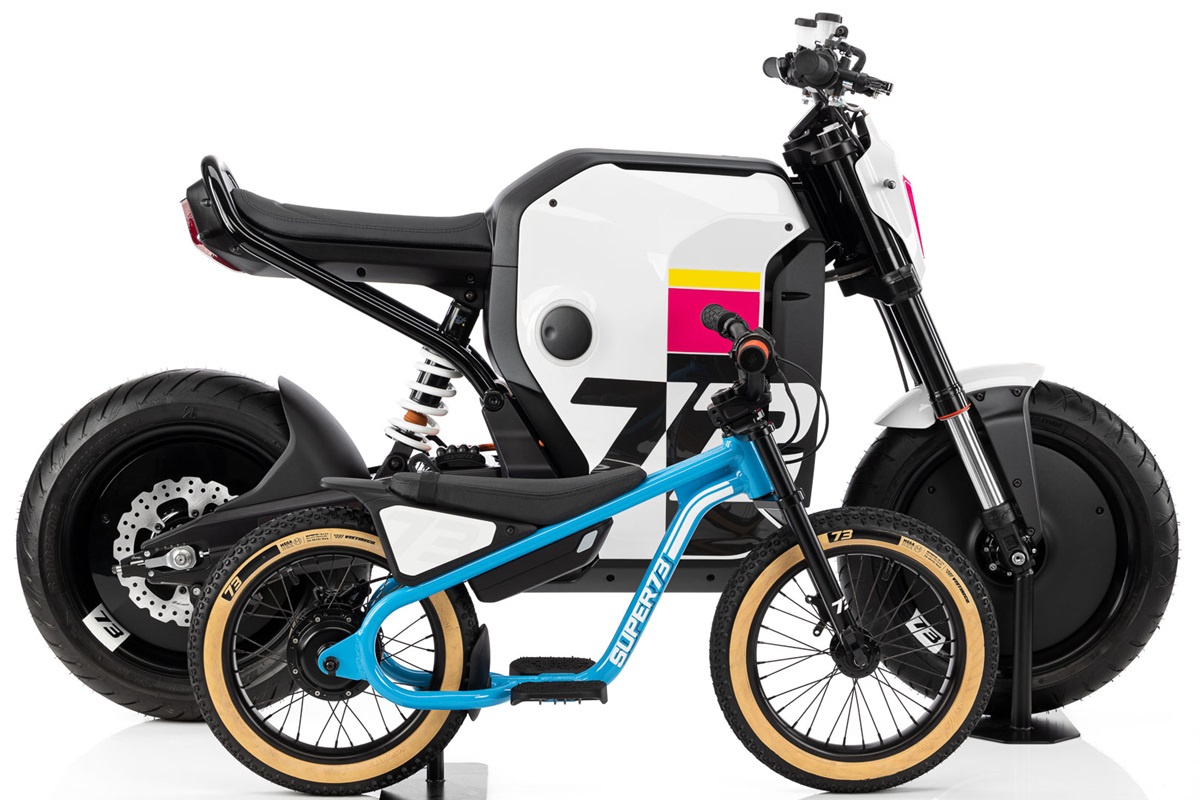 Super73 C1X Concept junto a bicicleta de la marca
