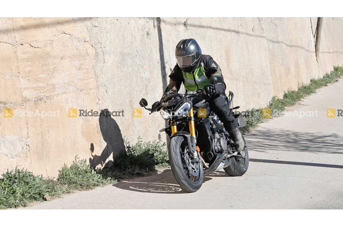 Triumph Street Triple 765 2023 fotos espía